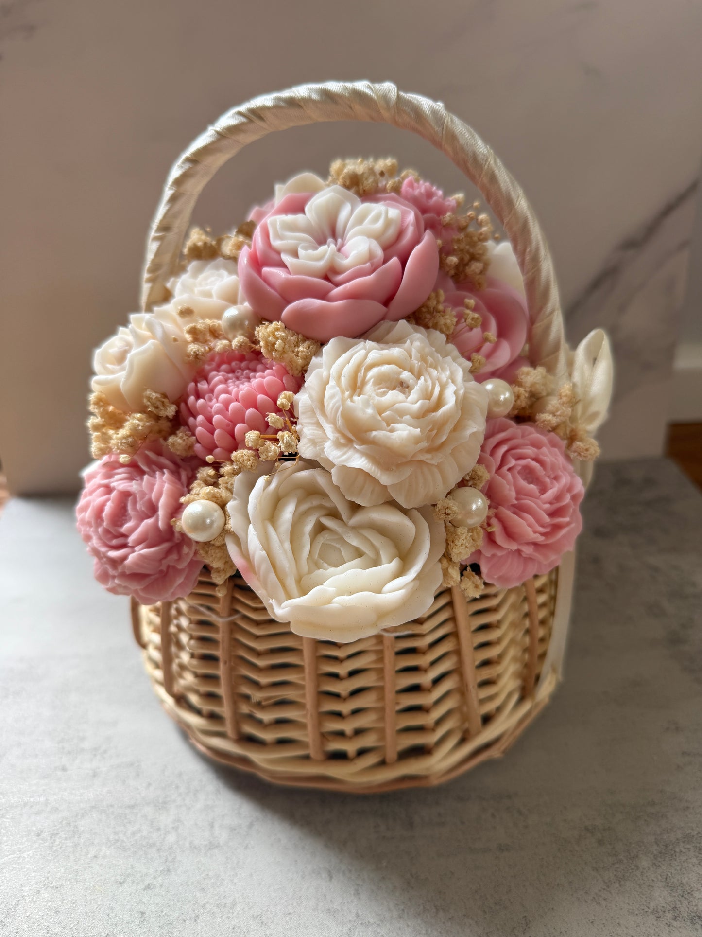 Blumenkorb mit Wachsblumen