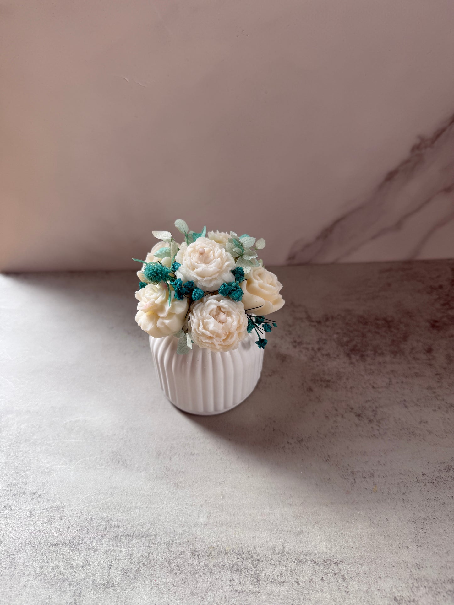 Wachsblumen in selbstgegossener Vase