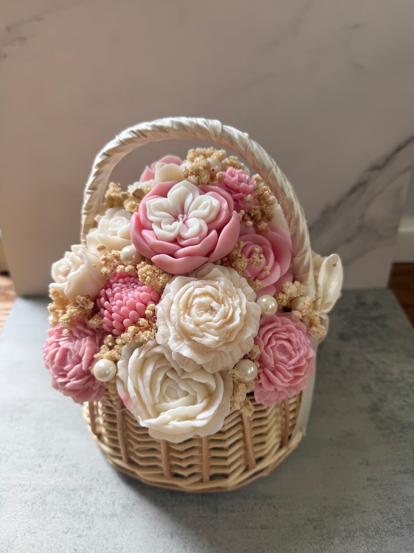 Blumenkorb mit Wachsblumen