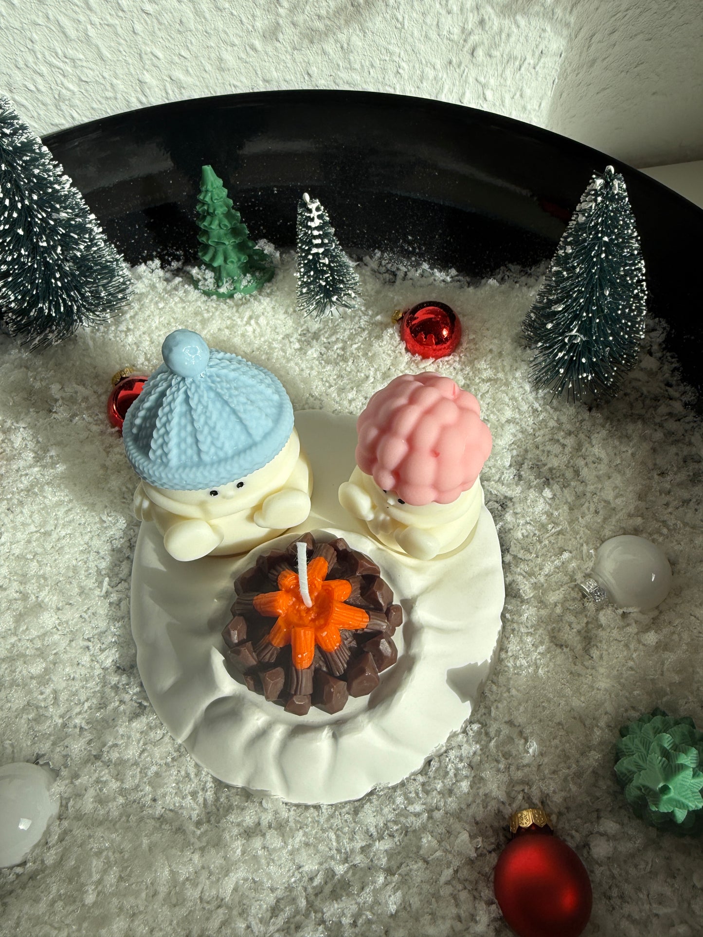 Sneeuwliefhebbers rond het kampvuur