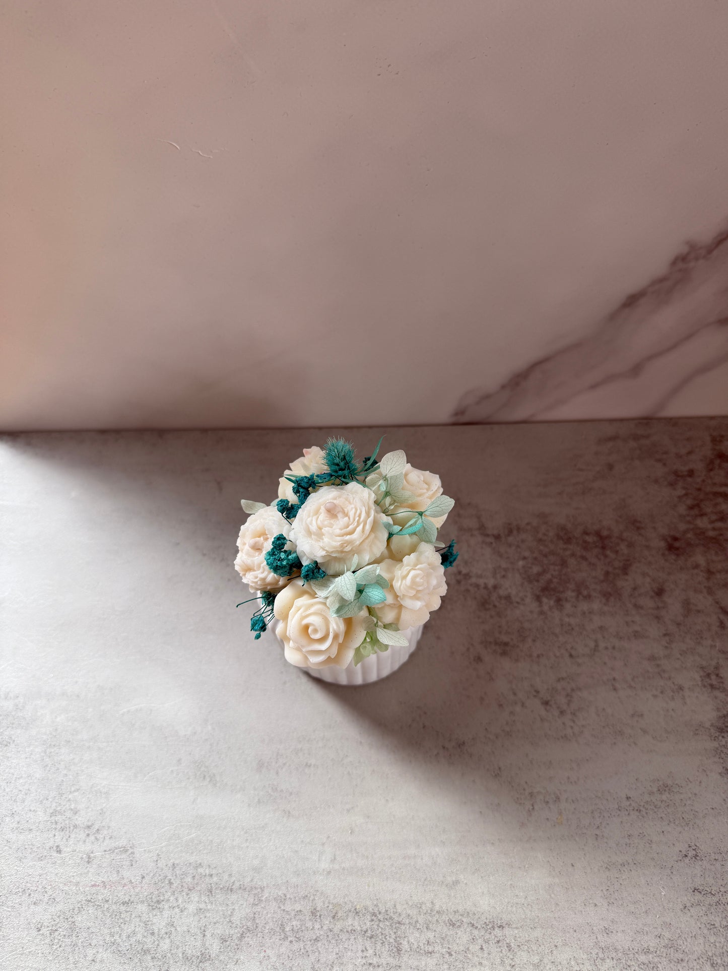 Wachsblumen in selbstgegossener Vase